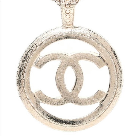 Chanel Gold Pearl Round Pendant Necklace - Picture 4 of 13